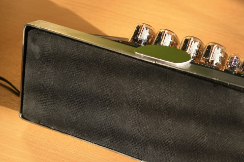 The lower side of the pedestal has a rubber layer for perfect stability.