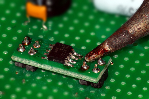 Close-up on the MAX1771 chip on its adapter.